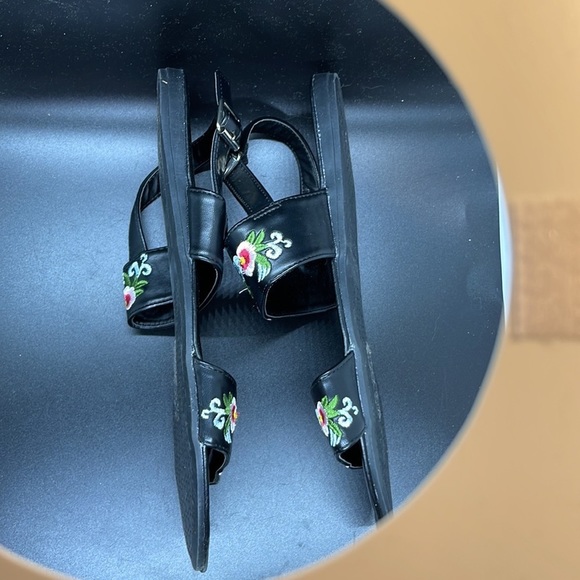 Capellin New York Embroidered Floral Dbl Straps Slide Sandals. Size 10. D3/A - Picture 6 of 10